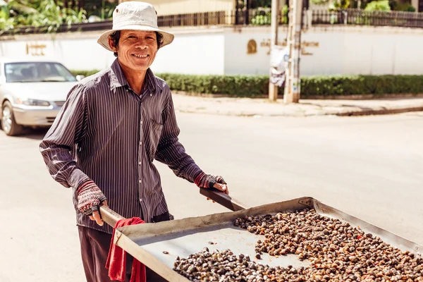 SIEMREAP, CAMBODIA - JAN 25, 2016: The merchant is bring a cart with snails — 스톡 사진