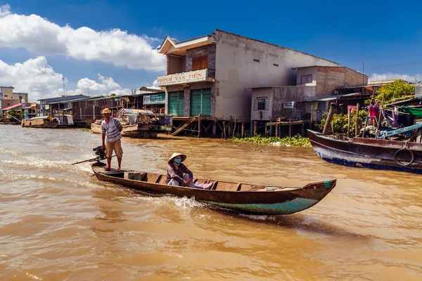 HO CHI MINH, VIETNAM - 15 ENE 2016: La vida del pueblo vietnamita en el río Mekong en Hochiminh (Saigón). Saigón es la ciudad más grande de Vietnam — Foto de Stock