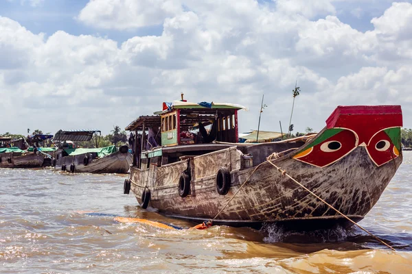 HO CHI MINH, VIETNAM - 15 ENE 2016: La vida del pueblo vietnamita en el río Mekong en Hochiminh (Saigón). Saigón es la ciudad más grande de Vietnam — Foto de Stock