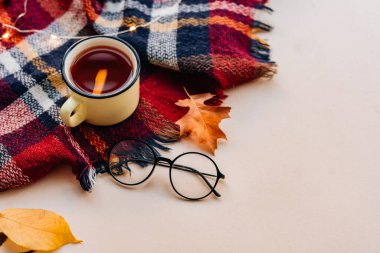 Limonlu çay ve örülmüş eşarp.