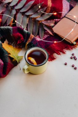 Soğuk bir günde limonlu çay, boşluğu kopyala