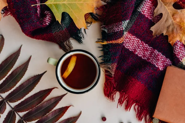 Soğuk bir günde limonlu çay, boşluğu kopyala