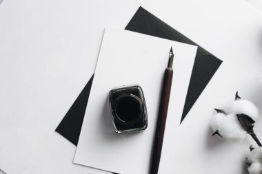 vintage DIP kalem, inkpot ve beyaz tahta masada zarf ile boş kağıt levha