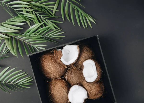 Hög Med Kokosnötter Tropiska Frukter Svart Bakgrund — Stockfoto