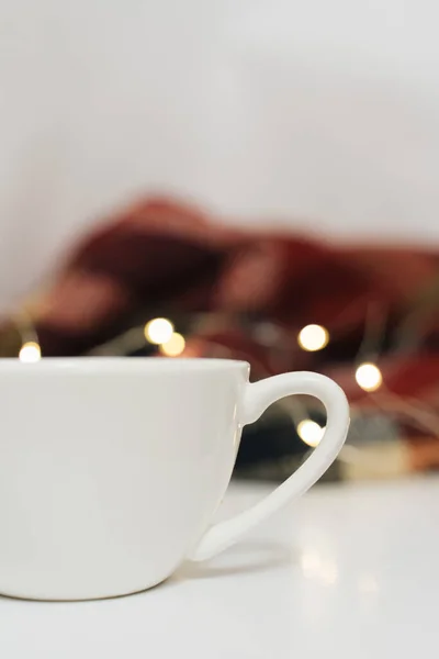 Белая Чашка Кофе Рождественском Фоне — стоковое фото