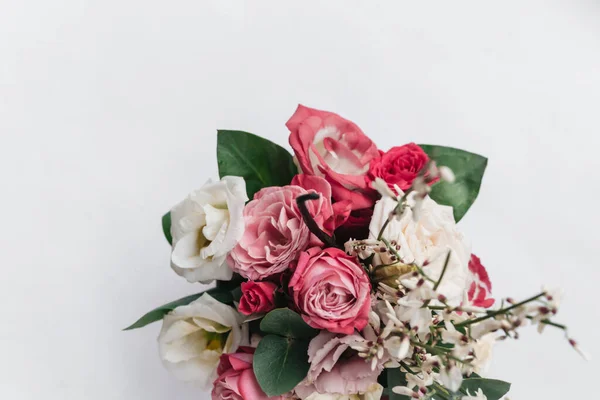 Beyaz Arka Planda Bir Buket Çiçek — Stok fotoğraf