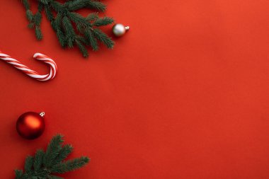 Köknar ağacı dalının yakın görüntüsü, Noel atmosferi arka planı 