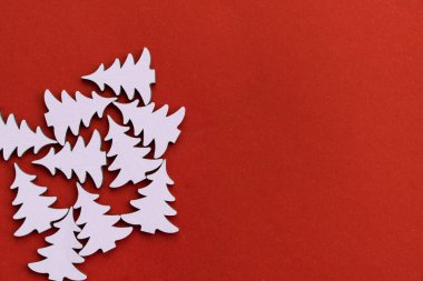 Topları ve kırmızı arka planı olan Noel süslemeleri, beyaz köknar ağacı