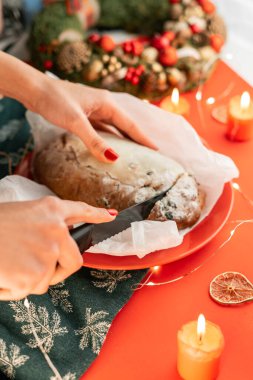 Taze pişmiş Noel meyveli pastası.