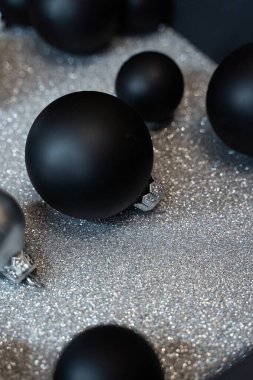  Gümüş arka planda noel topları