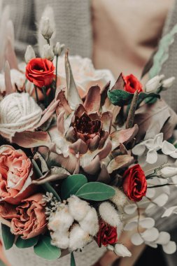 Pembe ve beyaz çiçekli güzel bahar buketi