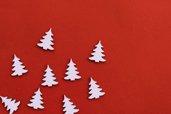 圣诞装饰品 红色背景 白色冷杉树 — 图库照片