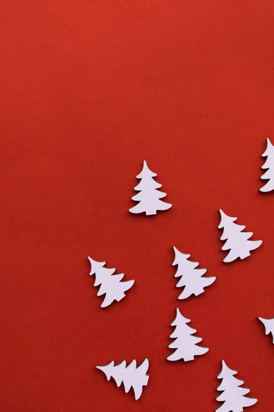 圣诞装饰品 红色背景 白色冷杉树 — 图库照片