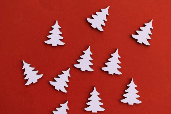Χριστουγεννιάτικα Στολίδια Μπάλες Και Κόκκινο Φόντο Λευκό Έλατο Δέντρο — Φωτογραφία Αρχείου