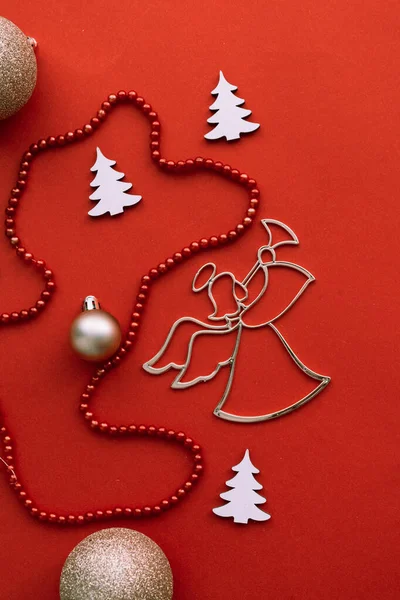 Χριστουγεννιάτικα Στολίδια Μπάλες Και Κόκκινο Φόντο Λευκό Έλατο Δέντρο — Φωτογραφία Αρχείου