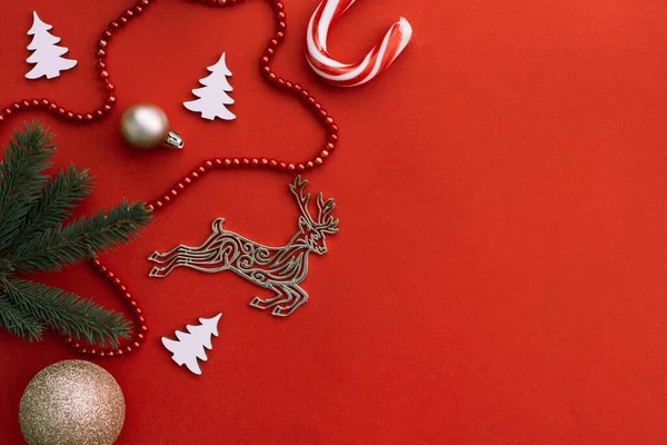 Vánoční Dekorace Míčky Červeným Pozadím Bílá Jedle — Stock fotografie