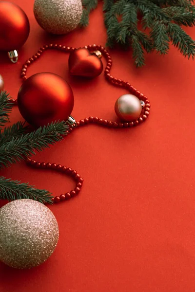 Рождественские Украшения Красными Шариками Красный Фон — стоковое фото