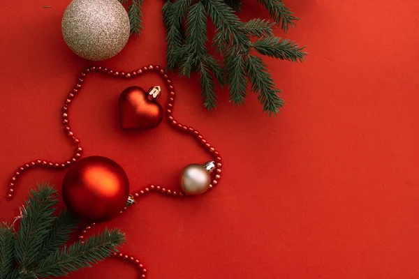 Decoraciones Navideñas Con Bolas Rojas Fondo Rojo — Foto de Stock