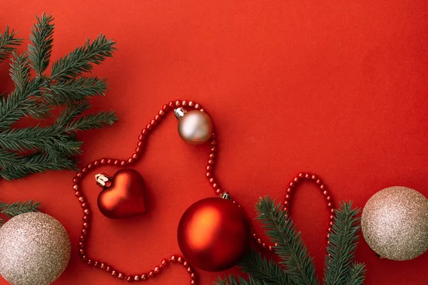Рождественские Украшения Красными Шариками Красный Фон — стоковое фото