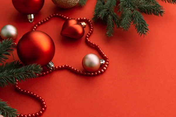 Decoraciones Navideñas Con Bolas Rojas Fondo Rojo — Foto de Stock