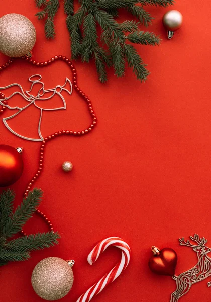 Fondo Rojo Navidad Con Ramas Abeto Bolas Rojas Decoraciones — Foto de Stock