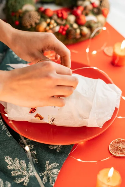 Taze pişmiş Noel meyveli pastası.