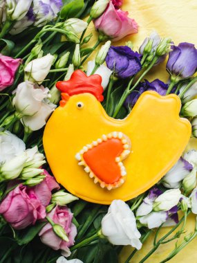 Güzel çiçekler ve sarı jöleli tavuk kurabiyesi, Paskalya arkaplanı.