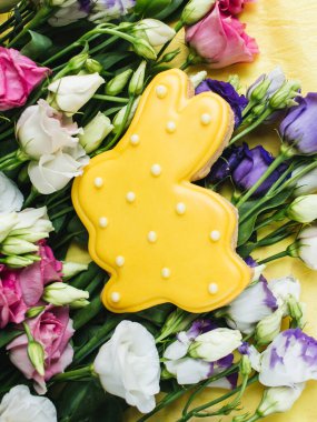 Tatlı Paskalya tatili süslü tavşan kurabiyeleri 