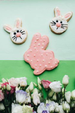 Paskalya tavşanı kurabiyeleri ve çiçekler, tatil geçmişi.