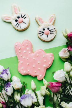 Paskalya tavşanı kurabiyeleri ve çiçekler, tatil geçmişi.