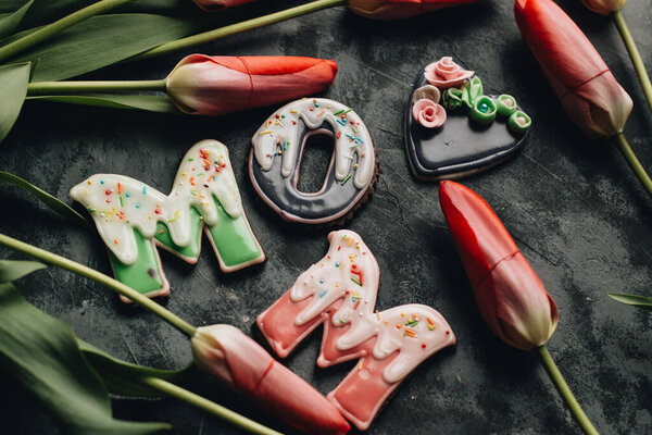 Печенье и текст С днем матери, красный тюльпаны фон 