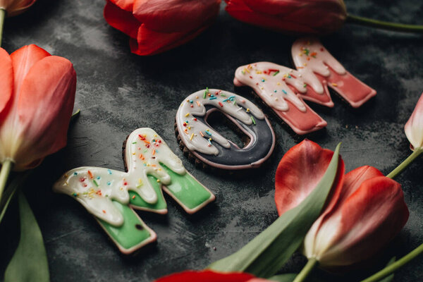 Печенье и текст С днем матери, красный тюльпаны фон 