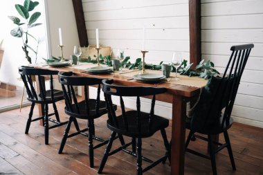 Yakın çekim kutlama masası, ev mutfağında boş bardaklar, aile tatilleri. 