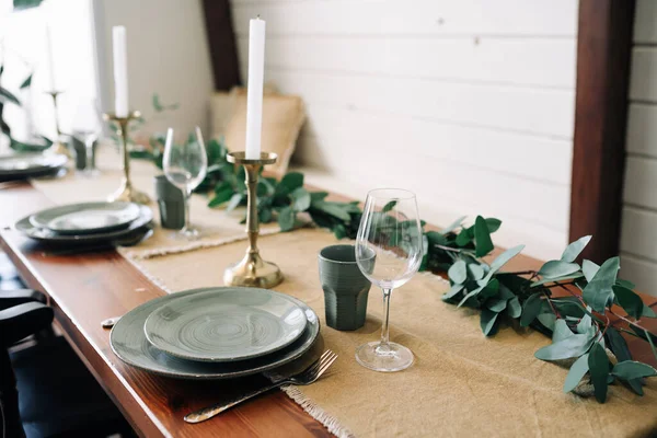 Primo Piano Tavolo Celebrativo Bicchieri Vuoti Impostati Nella Cucina Casa — Foto Stock