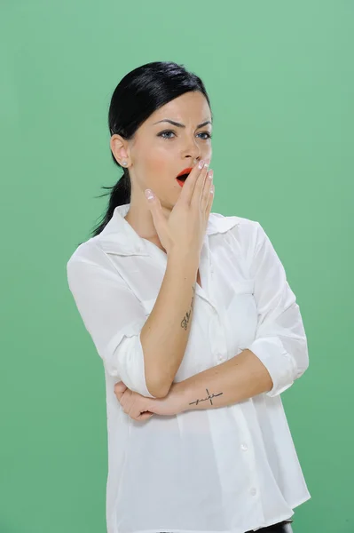 Mujer cansada bostezando. Hermoso modelo caucásico aislado sobre fondo blanco —  Fotos de Stock