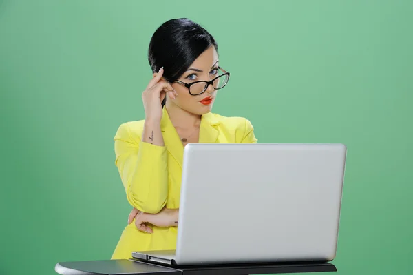 Kobieta interesu dzwoniąc i pracy z laptopem na tło chroma zielonym tle — Zdjęcie stockowe