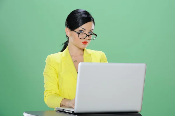 Empresária telefonando e trabalhando com laptop isolado em croma fundo verde — Fotografia de Stock