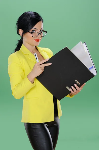 Бизнес-леди с буфером обмена на хромированном зеленом бэкграунде — стоковое фото