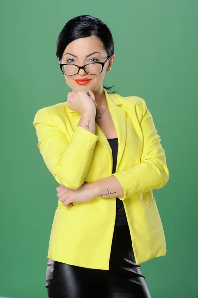 Biznes kobieta z wyrażeniem przyjazny na białym tle chromagreen — Zdjęcie stockowe