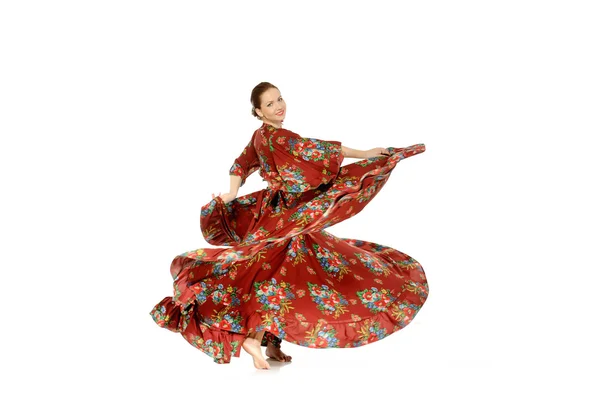 Молодая красивая женщина танцует цыганский танец — стоковое фото
