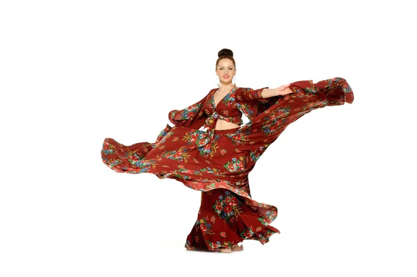 年轻漂亮的女人跳舞吉普赛人的舞蹈 — 图库照片