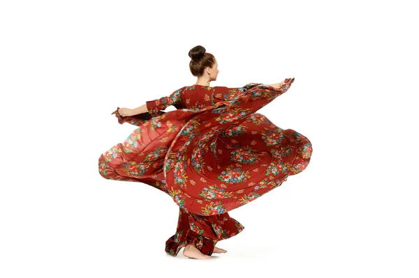 Jovem bela mulher dançando dança cigana — Fotografia de Stock