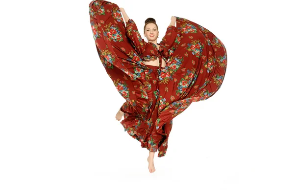ジプシーの踊りを踊る若い美しい女性 — ストック写真