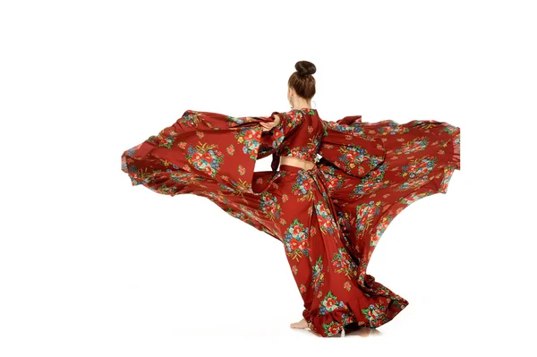 Молодая красивая женщина танцует цыганский танец — стоковое фото