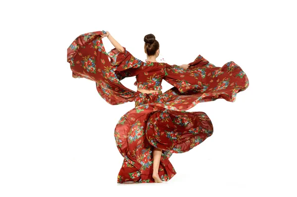 Mladá krásná žena tance Cikánské tance — Stock fotografie