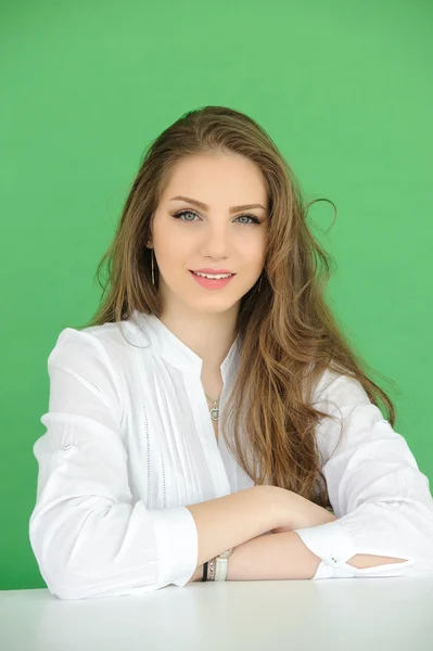 Retrato de hermosa mujer joven sobre fondo de pantalla verde —  Fotos de Stock