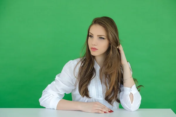 Portret pięknej młodej kobiety na tle zielonego ekranu — Zdjęcie stockowe
