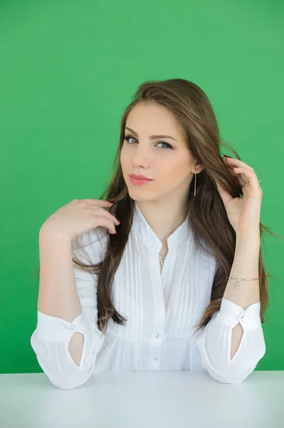 Portret pięknej młodej kobiety na tle zielonego ekranu — Zdjęcie stockowe