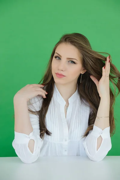 Zöld képernyő háttér felett a gyönyörű fiatal nő portréja — Stock Fotó