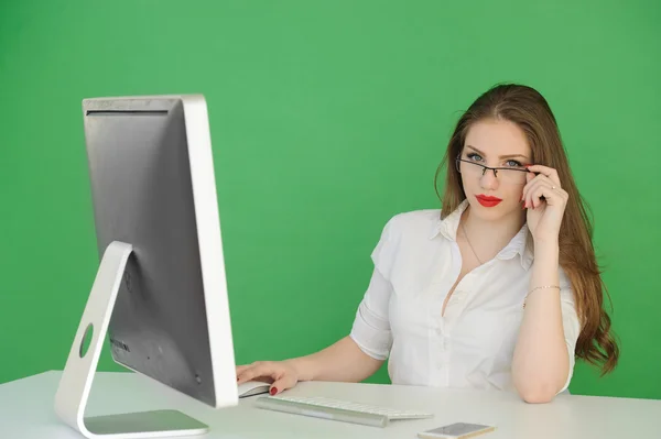 Computer. Laptop.Woman.Girl. Italiano Una donna d'affari. Una ragazza che lavora al portatile. Studio.green sfondo dello schermo. Space.Smiling. Sorridente. Centro di educazione. Seminario aziendale — Foto Stock